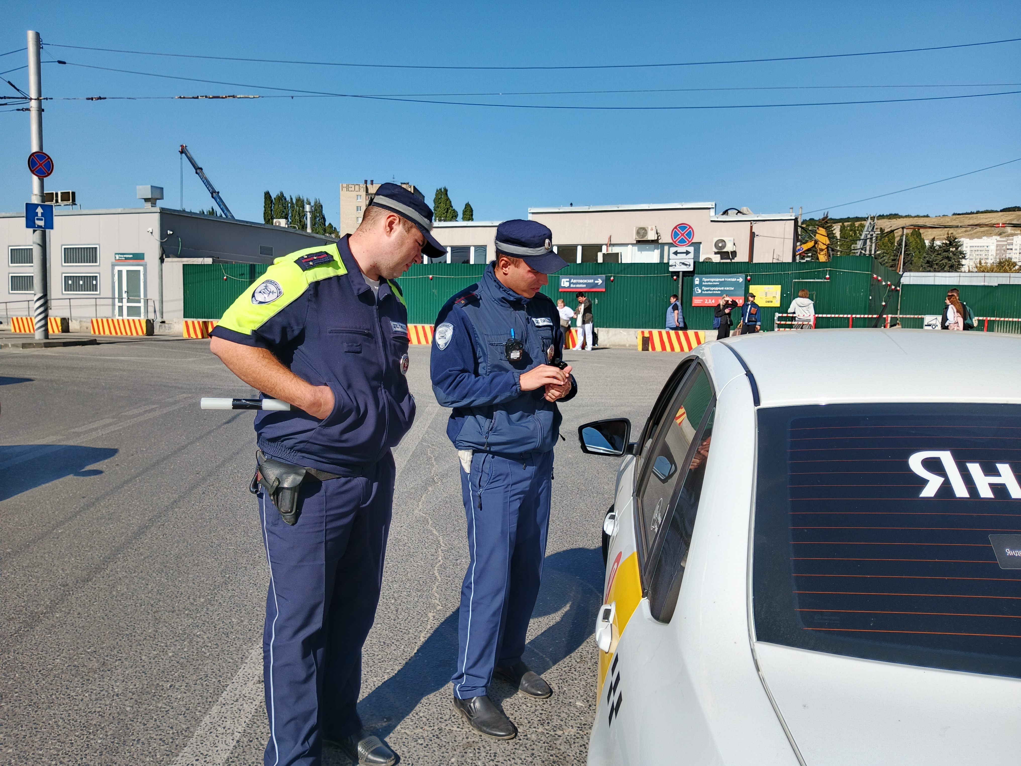 В Саратове на Привокзальной площади ловили нелегальных таксистов